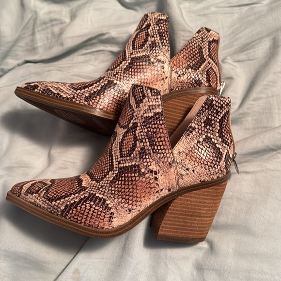 Vince Camuto snake skin print boots never worn - Picture 2 of 2